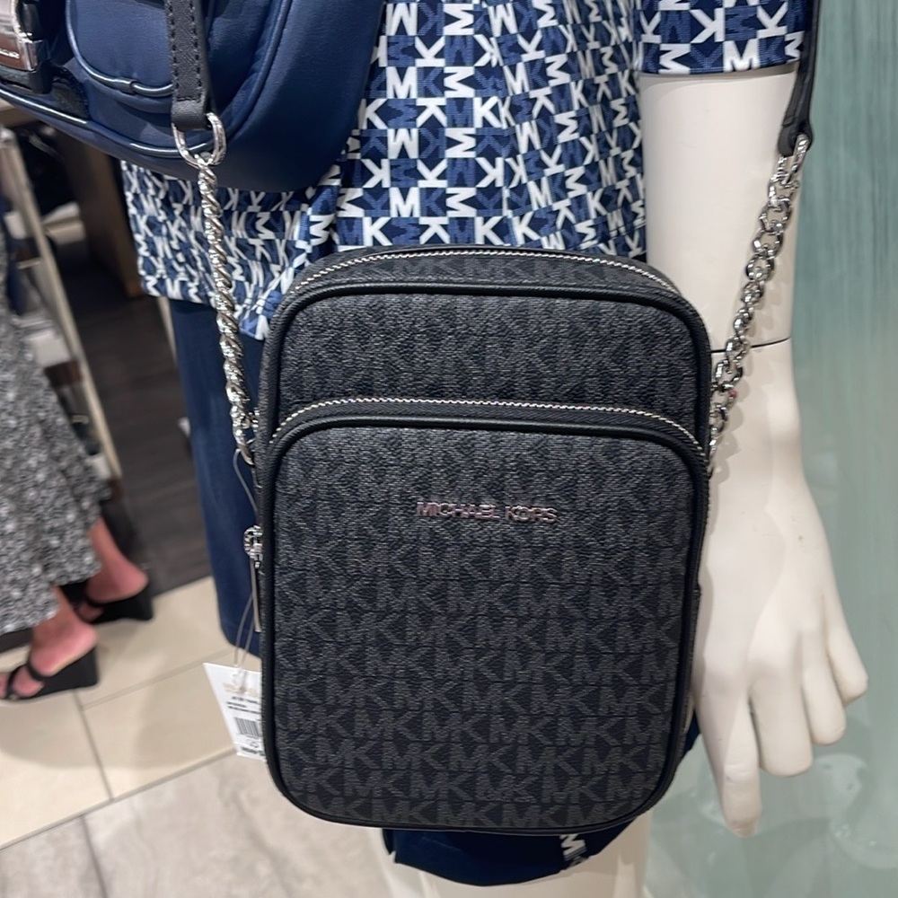 MICHAEL KORS Jet Set Travel Medium Logo Crossbody Flight Bag
Black
NWT - Picture 10 of 16